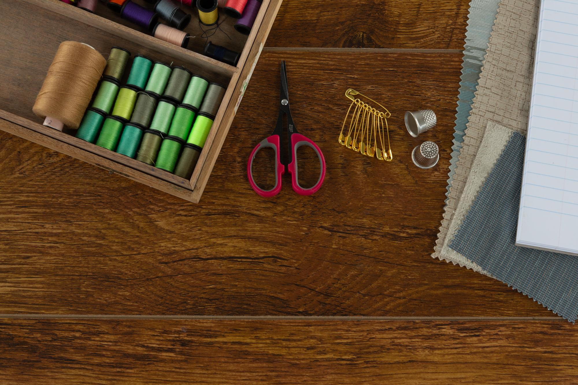 atelier online con kit di ricamo e materiali