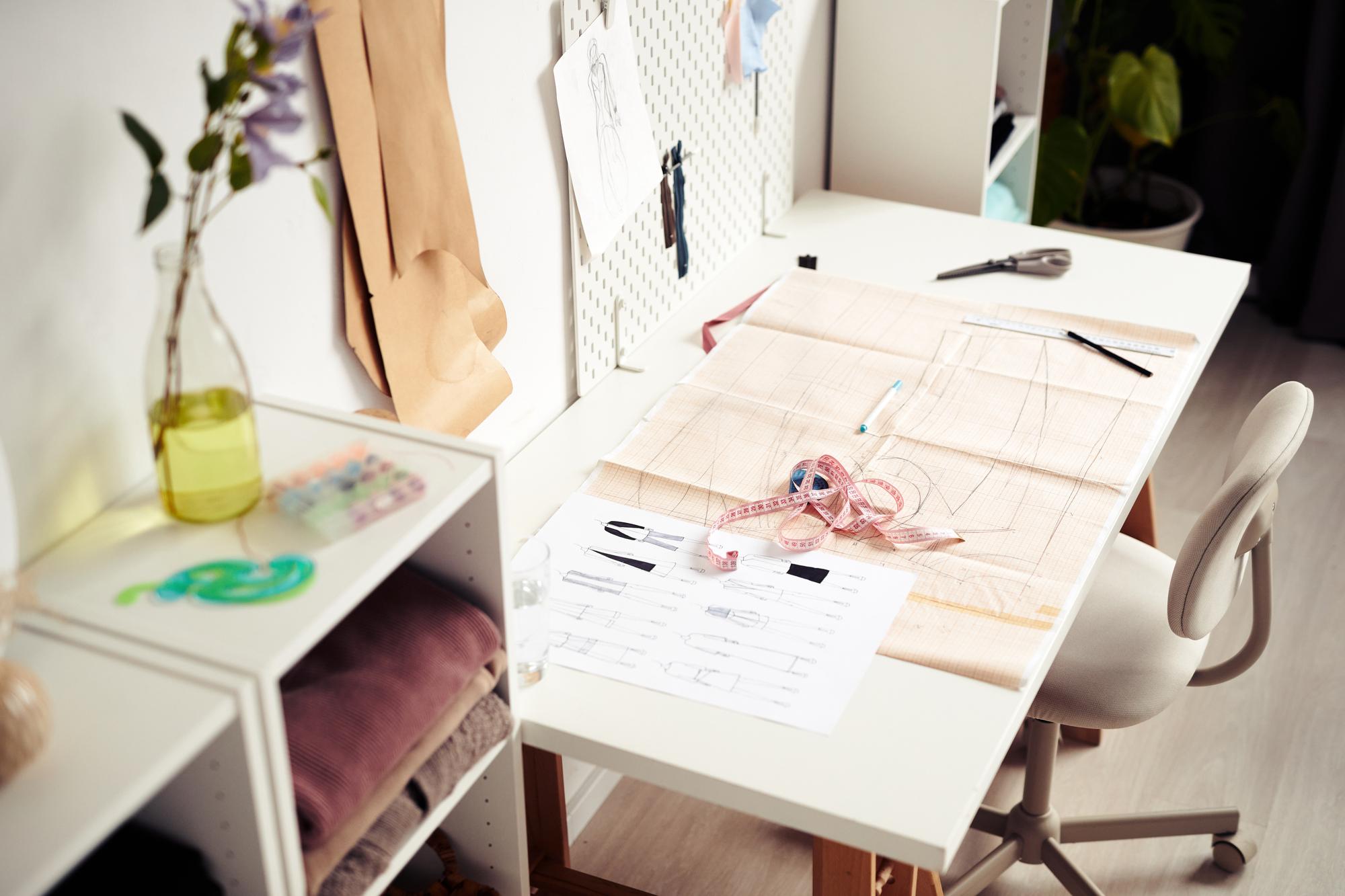 studio di ricamo con tavolo e materiali